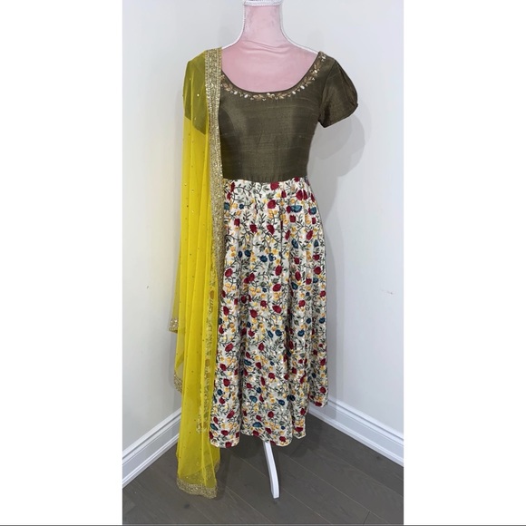 Indian suit for Indian events - Picture 1 of 3